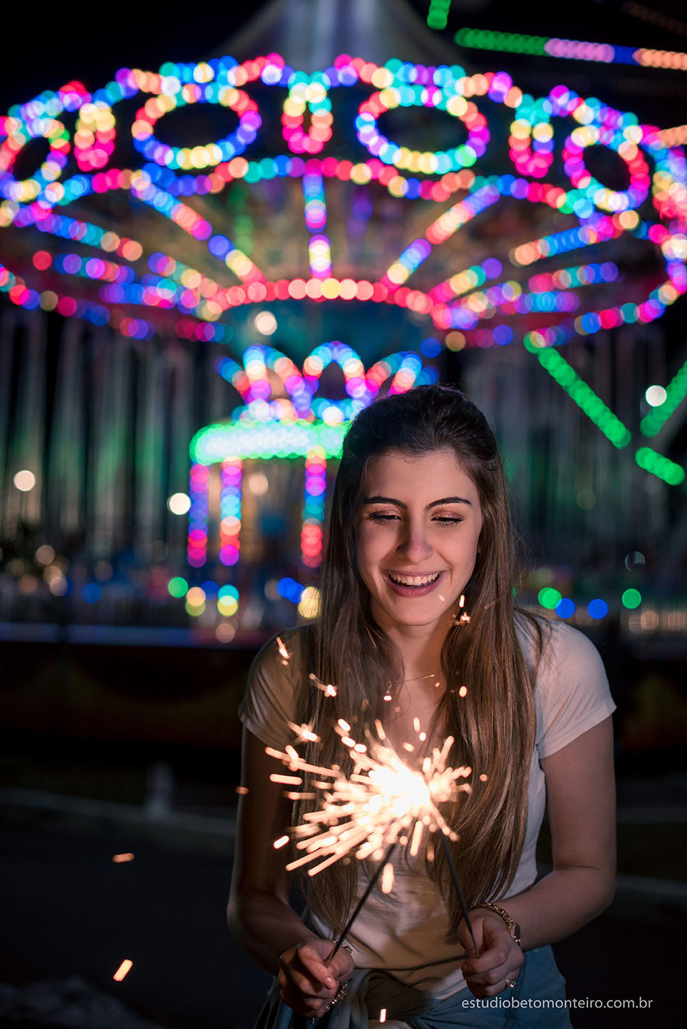 Aniversário de 15 anos - Foto e Filmagem - Debutante - Estúdio Beto Monteiro - Curitiba - fotografo de 15 anos - sessao de fotos - book de fotos - book de 15 anos - fotografo - yasmin muniz - book dos 15 - street - urbano - parque - luzes