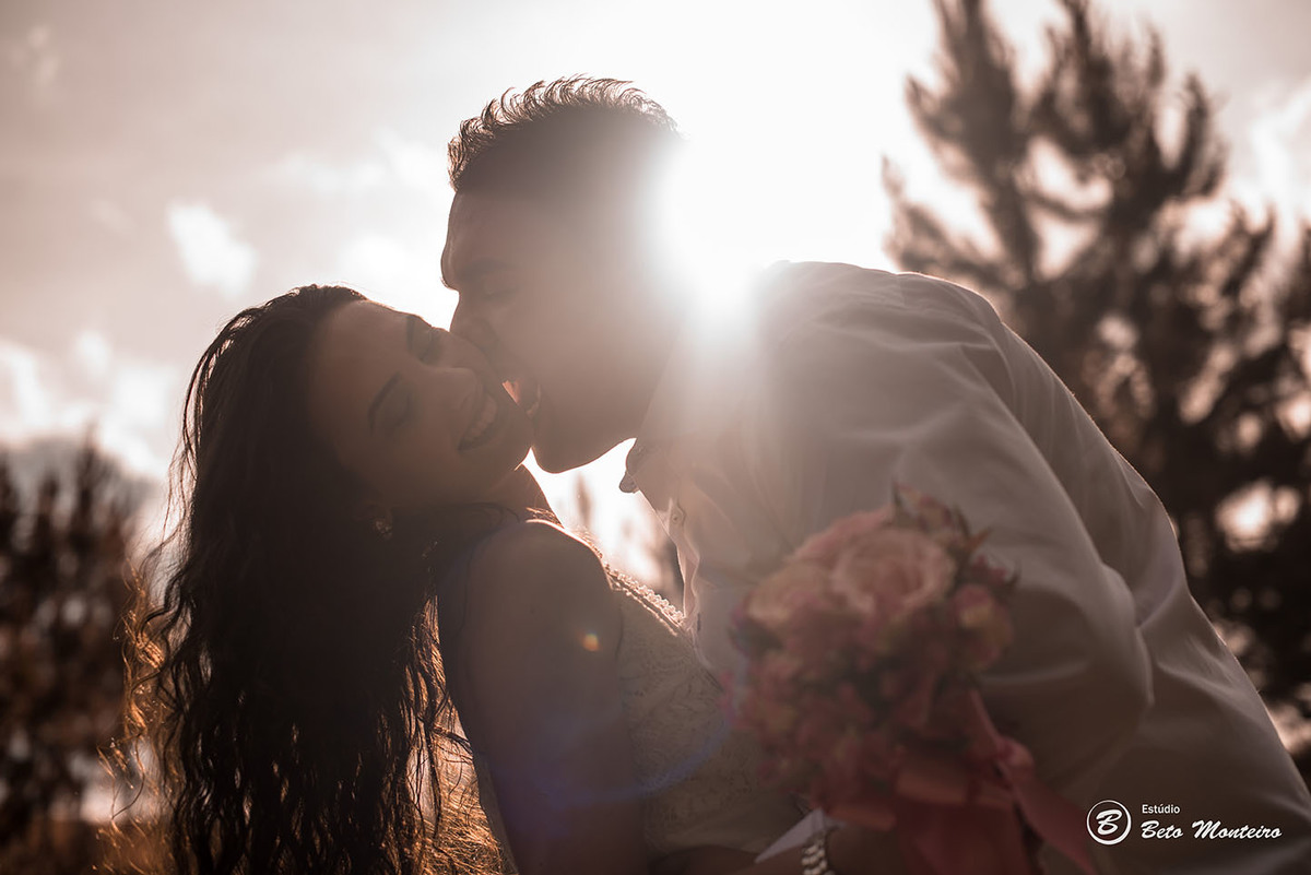 Casamento - Wedding - Pré-Casamento - Cobertura de casamento - foto e filmagem de casamento - Wedding Day - Pré-Wedding - Trash the dress - Estúdio Beto Monteiro - Curitiba - Recanto dos Papagaios - Palmeira - natureza verde - casal de branco