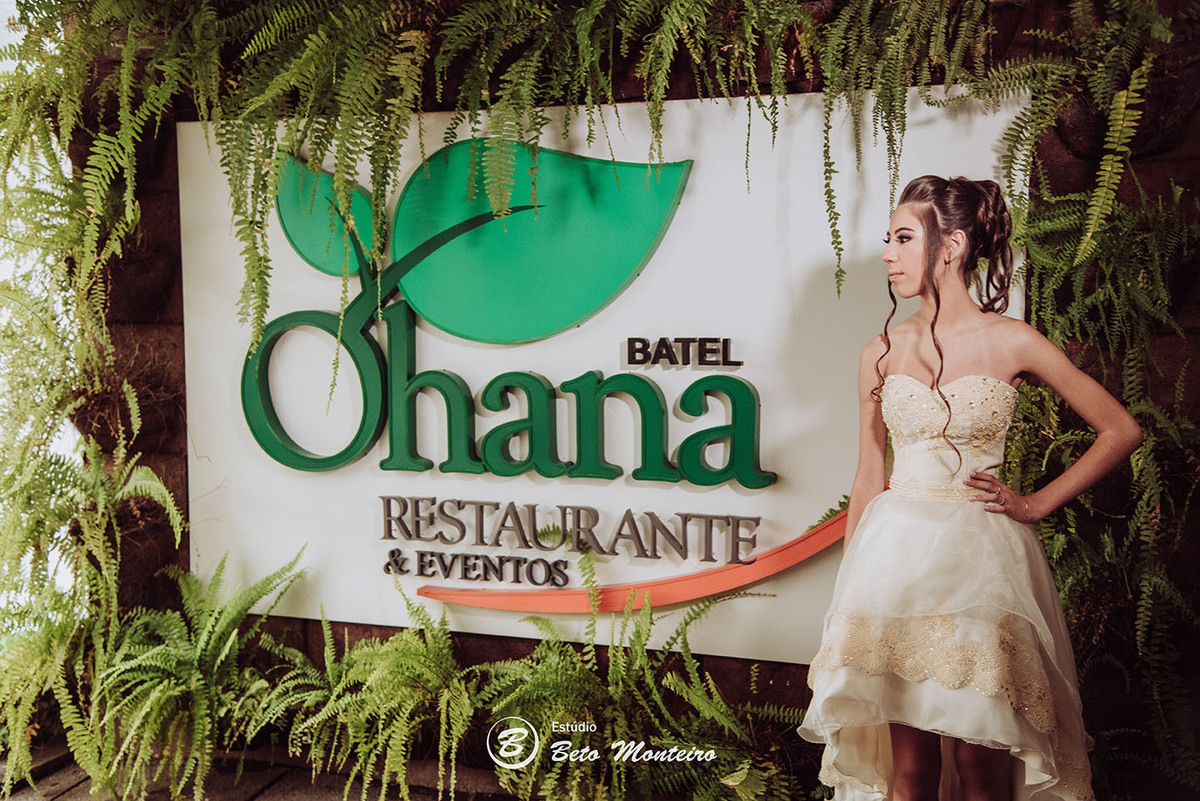 https://www.estudiobetomonteiro.com.br/portfolio/15-anos/365303-fotografo-15-anos-jessica-ohana-curitiba