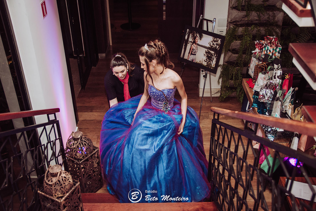 https://www.estudiobetomonteiro.com.br/portfolio/15-anos/365303-fotografo-15-anos-jessica-ohana-curitiba
