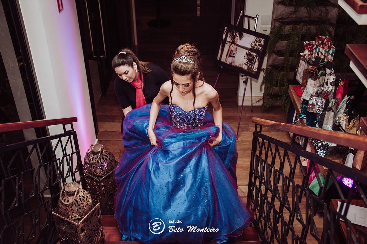 https://www.estudiobetomonteiro.com.br/portfolio/15-anos/365303-fotografo-15-anos-jessica-ohana-curitiba