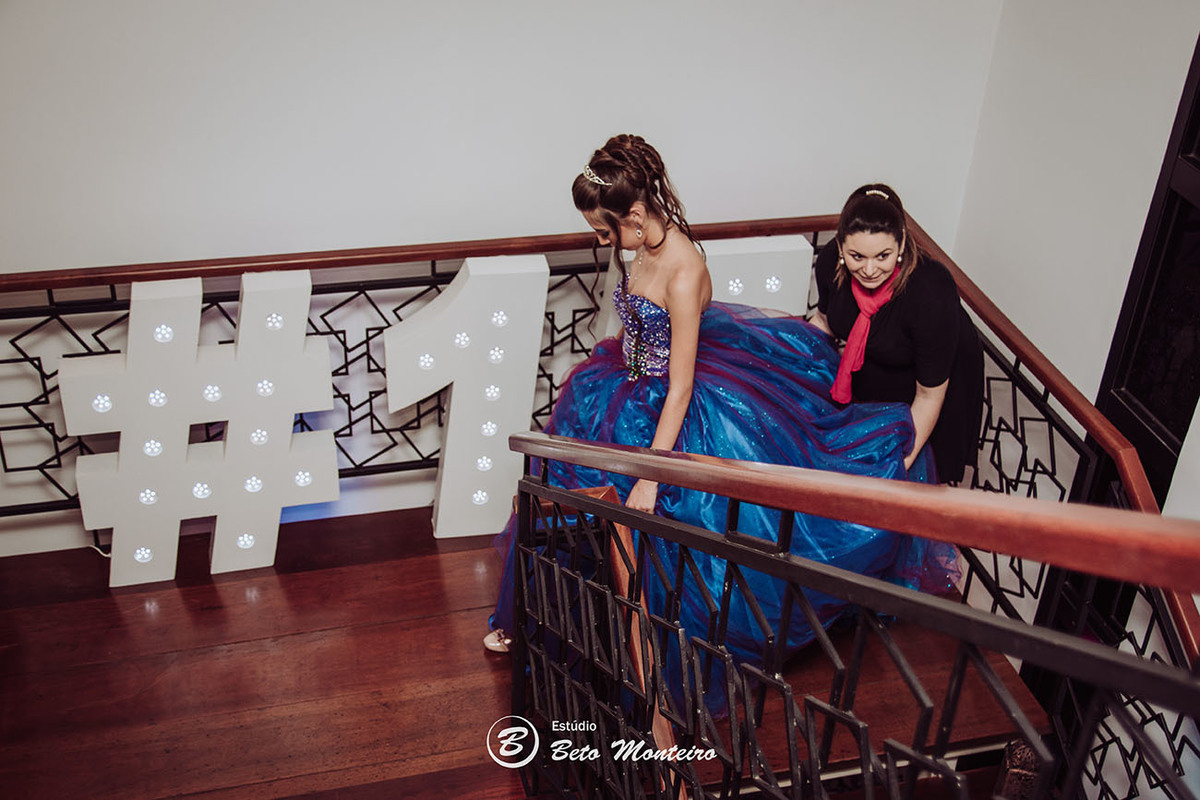 https://www.estudiobetomonteiro.com.br/portfolio/15-anos/365303-fotografo-15-anos-jessica-ohana-curitiba
