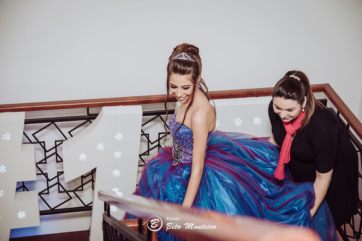 https://www.estudiobetomonteiro.com.br/portfolio/15-anos/365303-fotografo-15-anos-jessica-ohana-curitiba