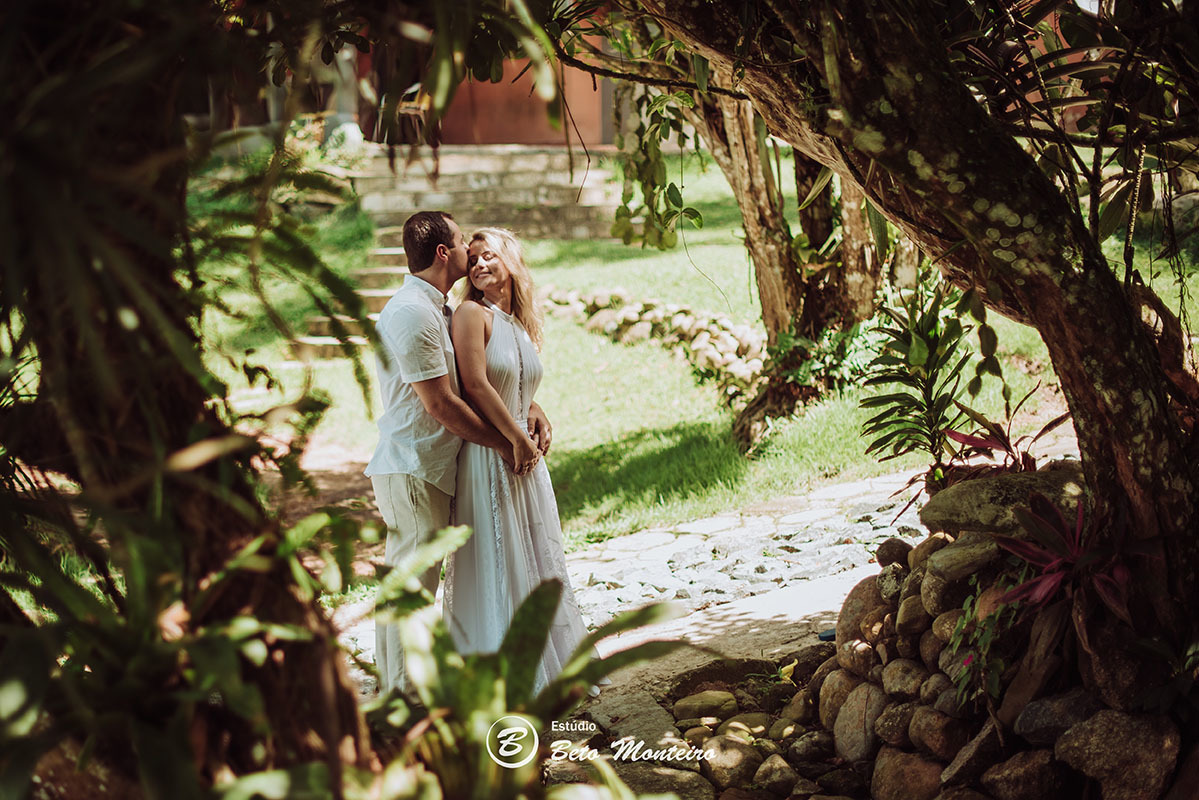 Casamento - Wedding - Pré-Casamento - Cobertura de casamento - foto e filmagem de casamento - Wedding Day - Pré-Wedding - Trash the dress - Estúdio Beto Monteiro - Curitiba - Caieiras - Guaratuba - Céu azul - casal de branco - praia - natureza