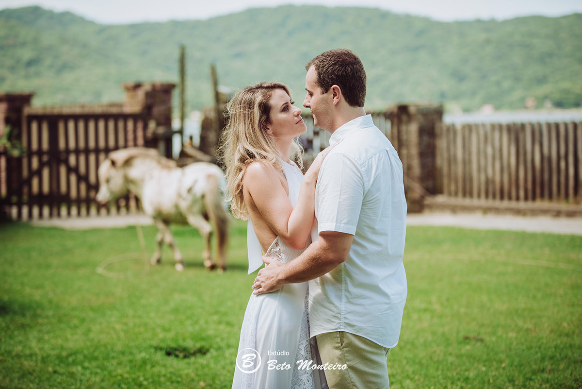 Casamento - Wedding - Pré-Casamento - Cobertura de casamento - foto e filmagem de casamento - Wedding Day - Pré-Wedding - Trash the dress - Estúdio Beto Monteiro - Curitiba - Caieiras - Guaratuba - Céu azul - casal de branco - praia - natureza - cavalo