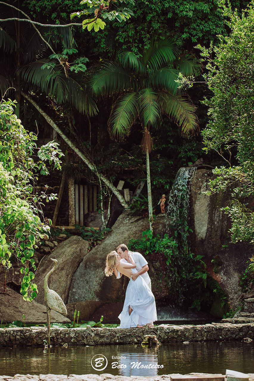 Casamento - Wedding - Pré-Casamento - Cobertura de casamento - foto e filmagem de casamento - Wedding Day - Pré-Wedding - Trash the dress - Estúdio Beto Monteiro - Curitiba - Caieiras - Guaratuba - Céu azul - casal de branco - praia - natureza