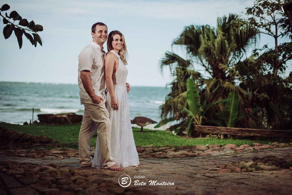 Casamento - Wedding - Pré-Casamento - Cobertura de casamento - foto e filmagem de casamento - Wedding Day - Pré-Wedding - Trash the dress - Estúdio Beto Monteiro - Curitiba - Caieiras - Guaratuba - Céu azul - casal de branco - praia - natureza
