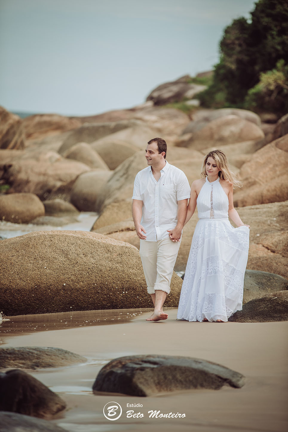 Casamento - Wedding - Pré-Casamento - Cobertura de casamento - foto e filmagem de casamento - Wedding Day - Pré-Wedding - Trash the dress - Estúdio Beto Monteiro - Curitiba - Caieiras - Guaratuba - Céu azul - casal de branco - praia - natureza