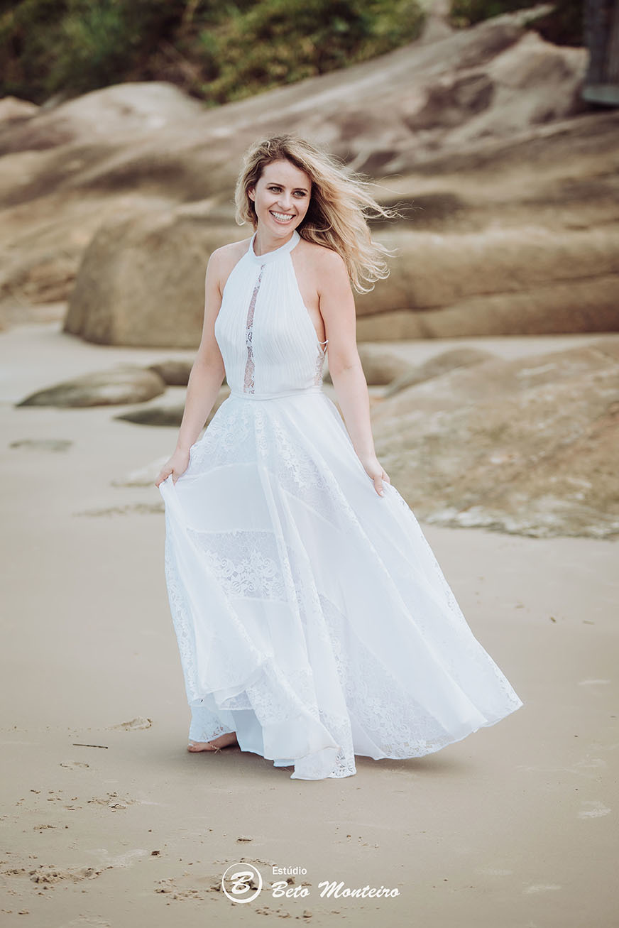 Casamento - Wedding - Pré-Casamento - Cobertura de casamento - foto e filmagem de casamento - Wedding Day - Pré-Wedding - Trash the dress - Estúdio Beto Monteiro - Curitiba - Caieiras - Guaratuba - Céu azul - casal de branco - praia - natureza