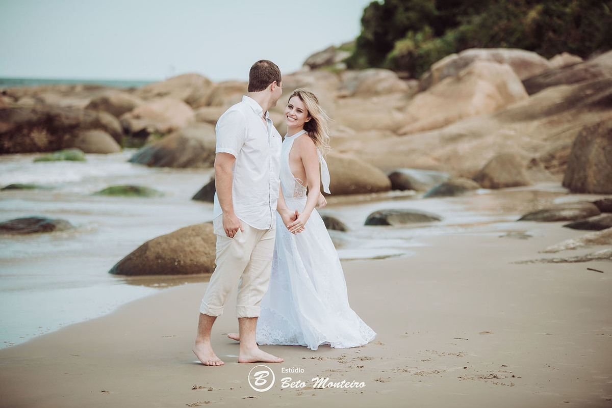 Casamento - Wedding - Pré-Casamento - Cobertura de casamento - foto e filmagem de casamento - Wedding Day - Pré-Wedding - Trash the dress - Estúdio Beto Monteiro - Curitiba - Caieiras - Guaratuba - Céu azul - casal de branco - praia - natureza