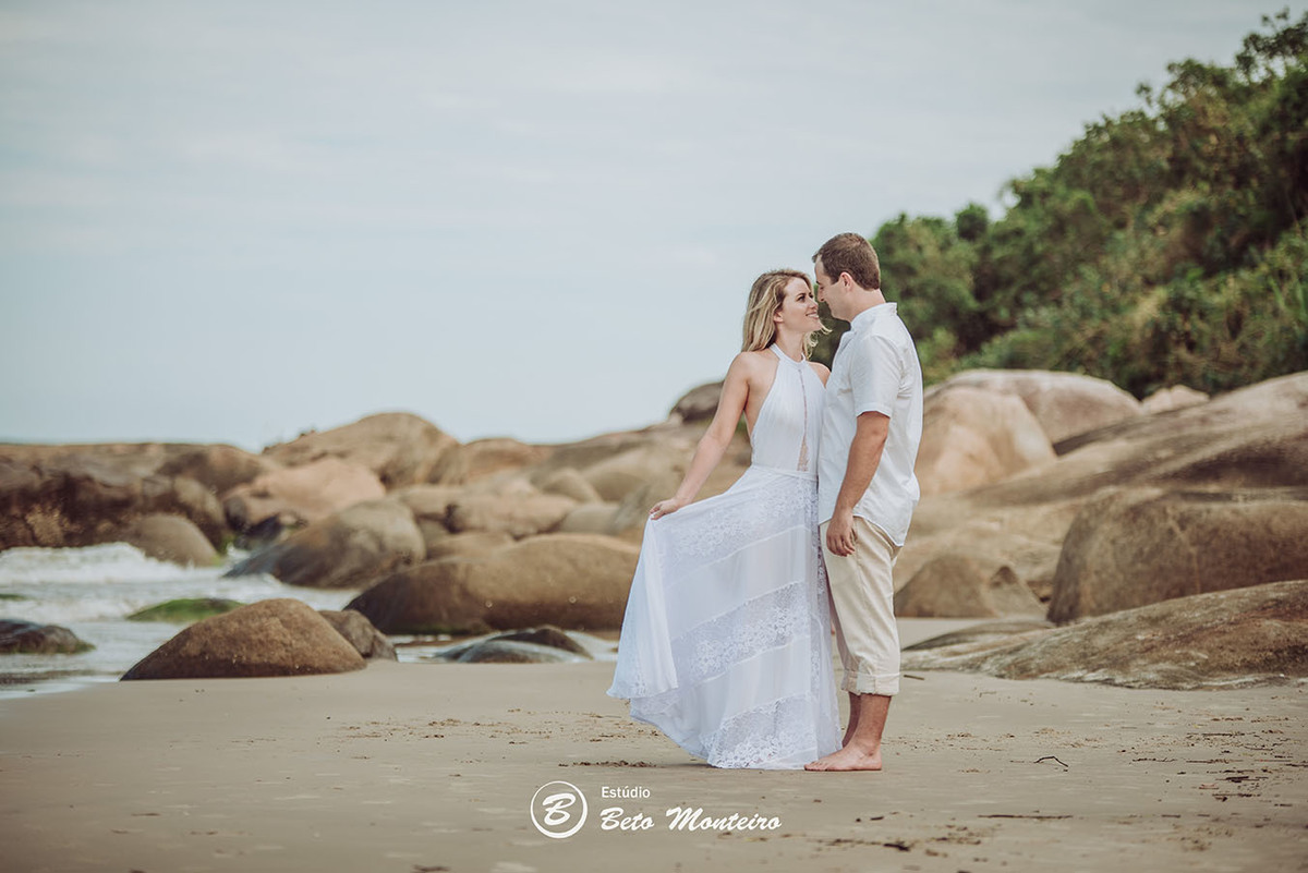 Casamento - Wedding - Pré-Casamento - Cobertura de casamento - foto e filmagem de casamento - Wedding Day - Pré-Wedding - Trash the dress - Estúdio Beto Monteiro - Curitiba - Caieiras - Guaratuba - Céu azul - casal de branco - praia - natureza