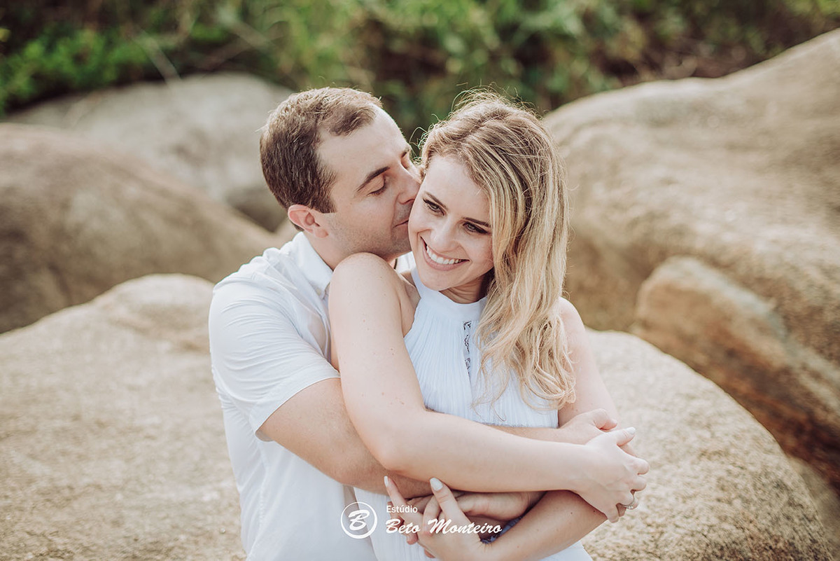 Casamento - Wedding - Pré-Casamento - Cobertura de casamento - foto e filmagem de casamento - Wedding Day - Pré-Wedding - Trash the dress - Estúdio Beto Monteiro - Curitiba - Caieiras - Guaratuba - Céu azul - casal de branco - praia - natureza
