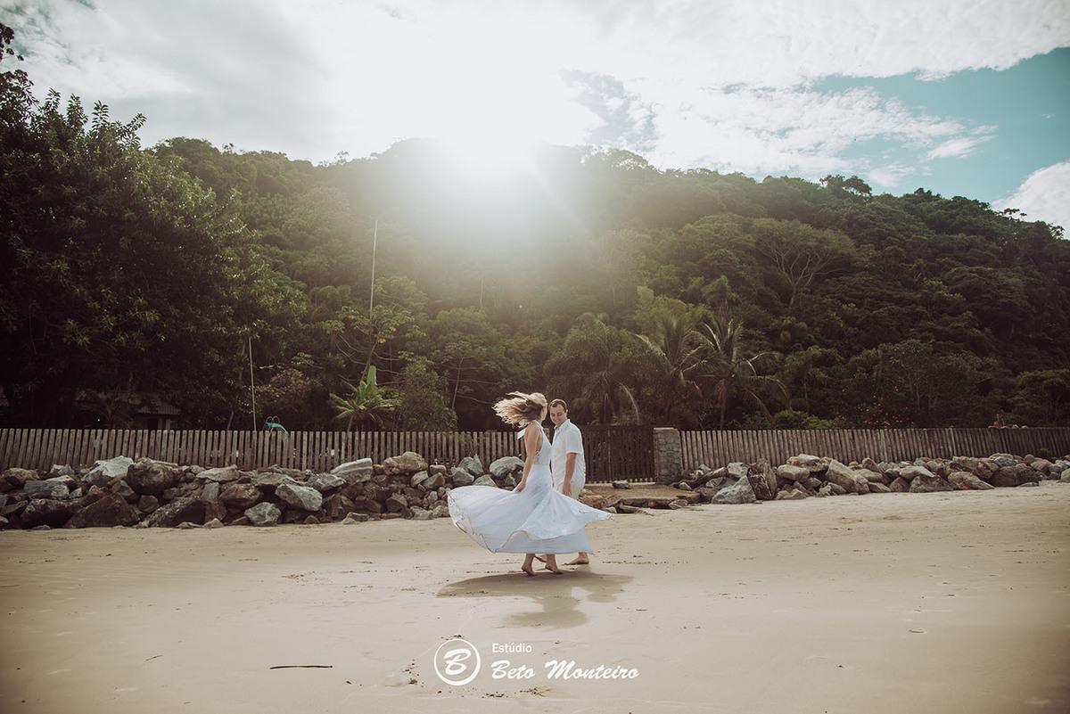 Casamento - Wedding - Pré-Casamento - Cobertura de casamento - foto e filmagem de casamento - Wedding Day - Pré-Wedding - Trash the dress - Estúdio Beto Monteiro - Curitiba - Caieiras - Guaratuba - Céu azul - casal de branco - praia - natureza