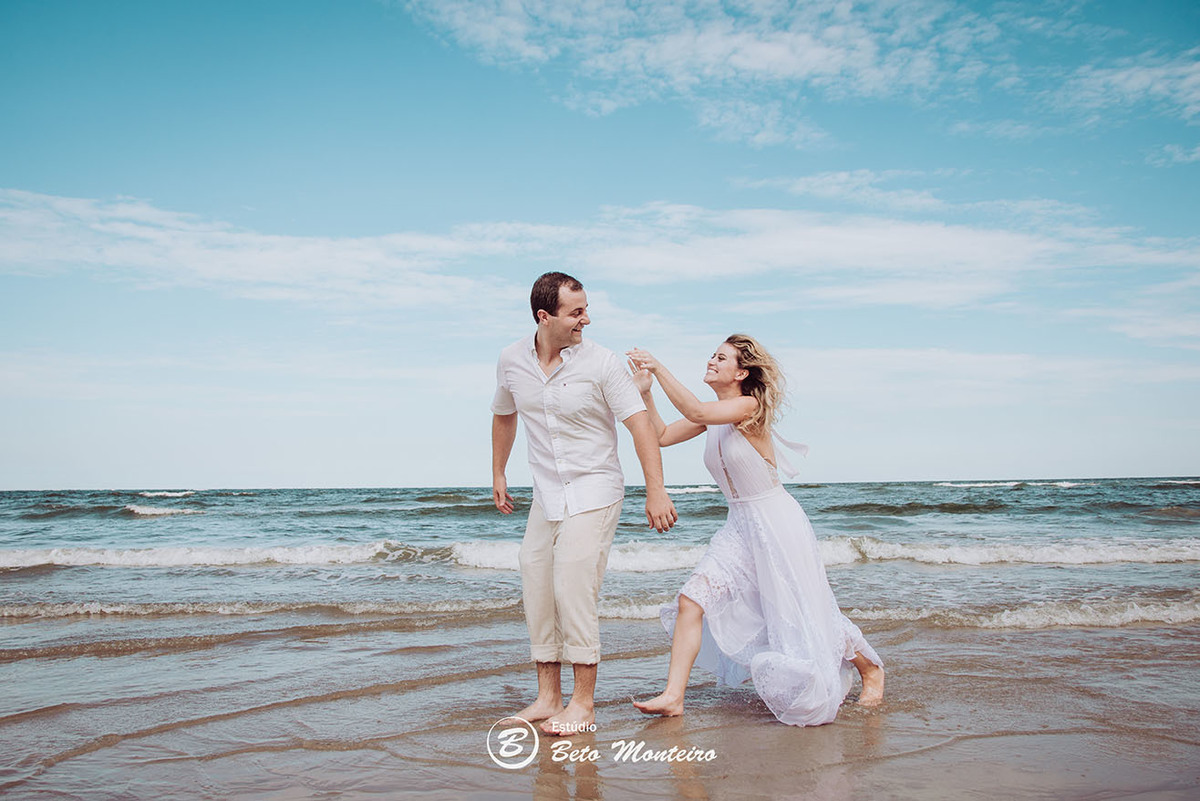 Casamento - Wedding - Pré-Casamento - Cobertura de casamento - foto e filmagem de casamento - Wedding Day - Pré-Wedding - Trash the dress - Estúdio Beto Monteiro - Curitiba - Caieiras - Guaratuba - Céu azul - casal de branco - praia - natureza