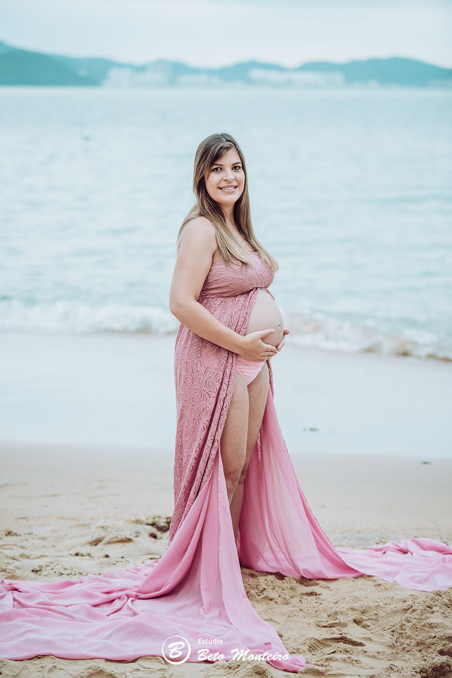 Laura Monteiro e Kleber - Isabela - Book Gestante e Familia em Curitiba - Vestido rosa - Praia - Laranjeiras - Balneario Camboriu - Book de gestante na praia - Fotos ao ar livre - Grávida - Gestação - Estudio Beto Monteiro
