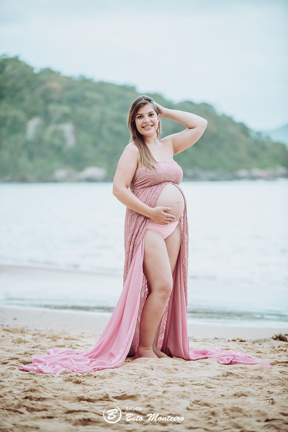 Laura Monteiro e Kleber - Isabela - Book Gestante e Familia em Curitiba - Vestido rosa - Praia - Laranjeiras - Balneario Camboriu - Book de gestante na praia - Fotos ao ar livre - Grávida - Gestação - Estudio Beto Monteiro