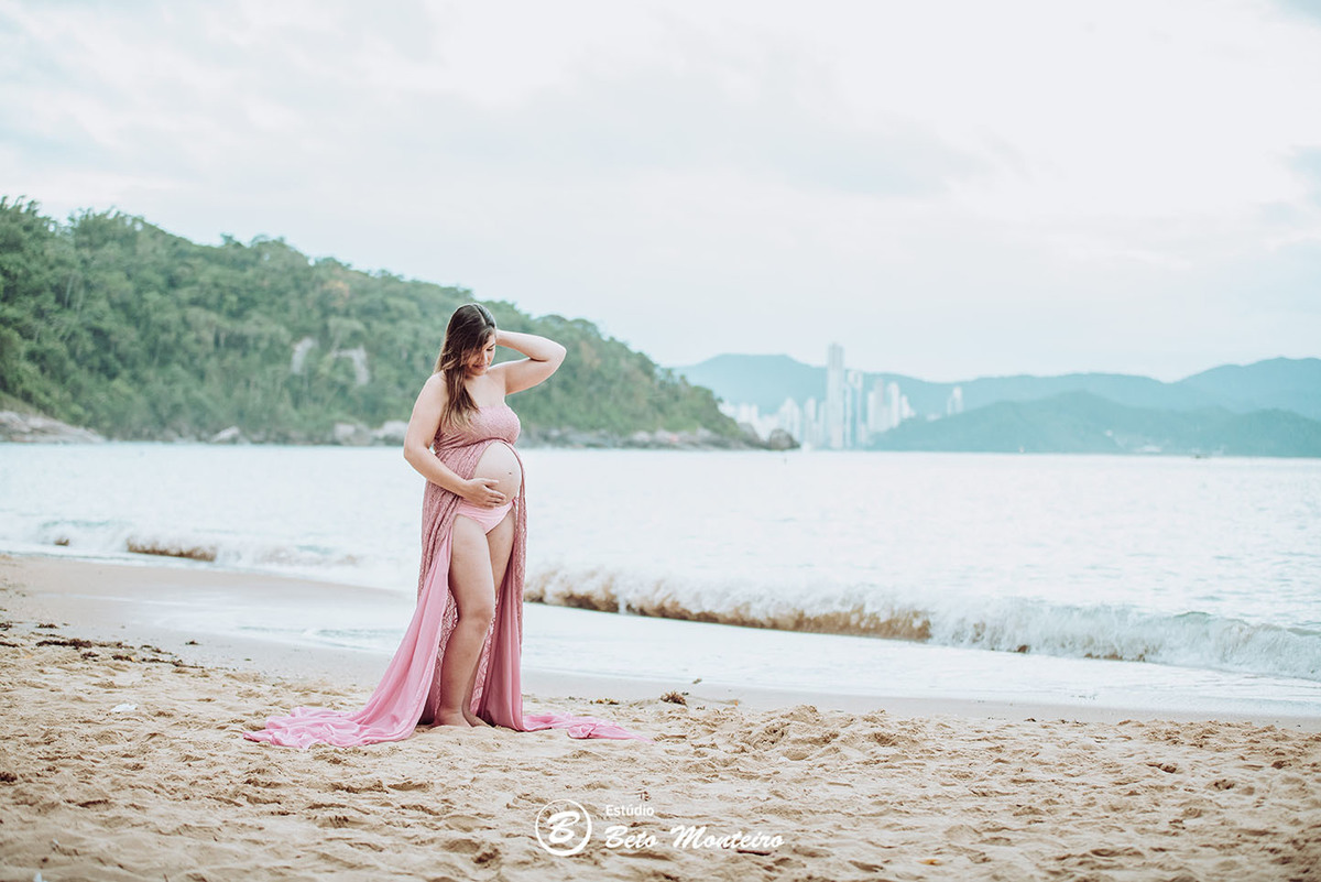 Laura Monteiro e Kleber - Isabela - Book Gestante e Familia em Curitiba - Vestido rosa - Praia - Laranjeiras - Balneario Camboriu - Book de gestante na praia - Fotos ao ar livre - Grávida - Gestação - Estudio Beto Monteiro