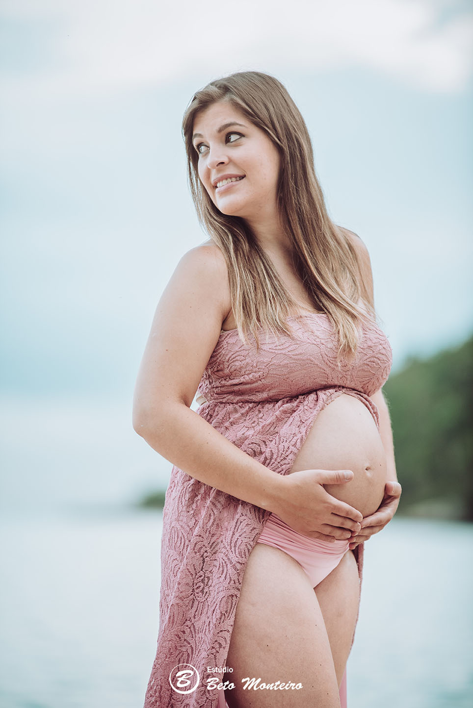 Laura Monteiro e Kleber - Isabela - Book Gestante e Familia em Curitiba - Vestido rosa - Praia - Laranjeiras - Balneario Camboriu - Book de gestante na praia - Fotos ao ar livre - Grávida - Gestação - Estudio Beto Monteiro
