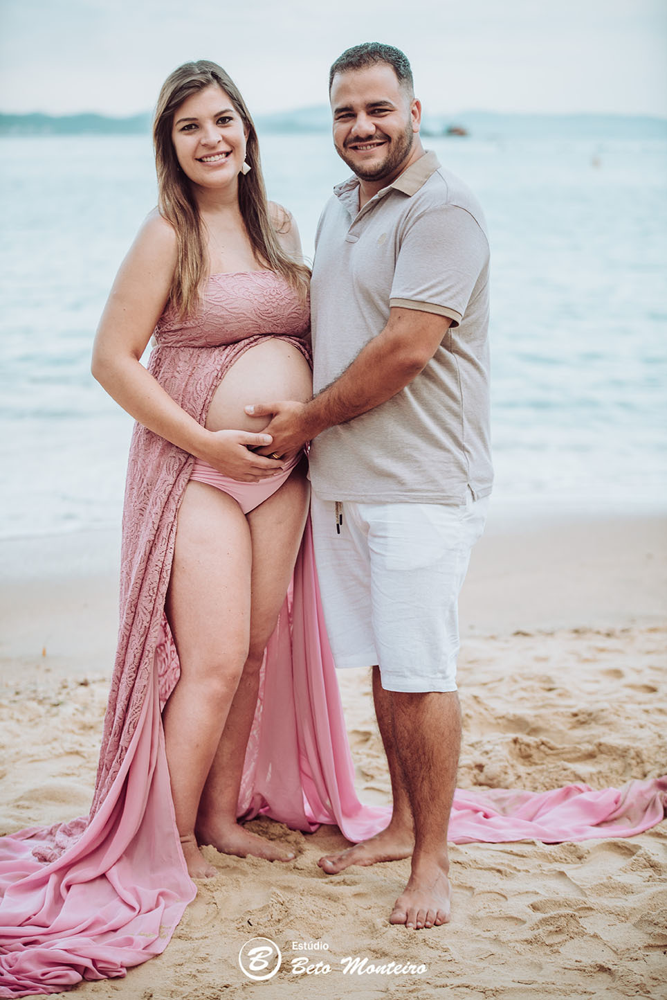 Laura Monteiro e Kleber - Isabela - Book Gestante e Familia em Curitiba - Vestido rosa - Praia - Laranjeiras - Balneario Camboriu - Book de gestante na praia - Fotos ao ar livre - Grávida - Gestação - Estudio Beto Monteiro