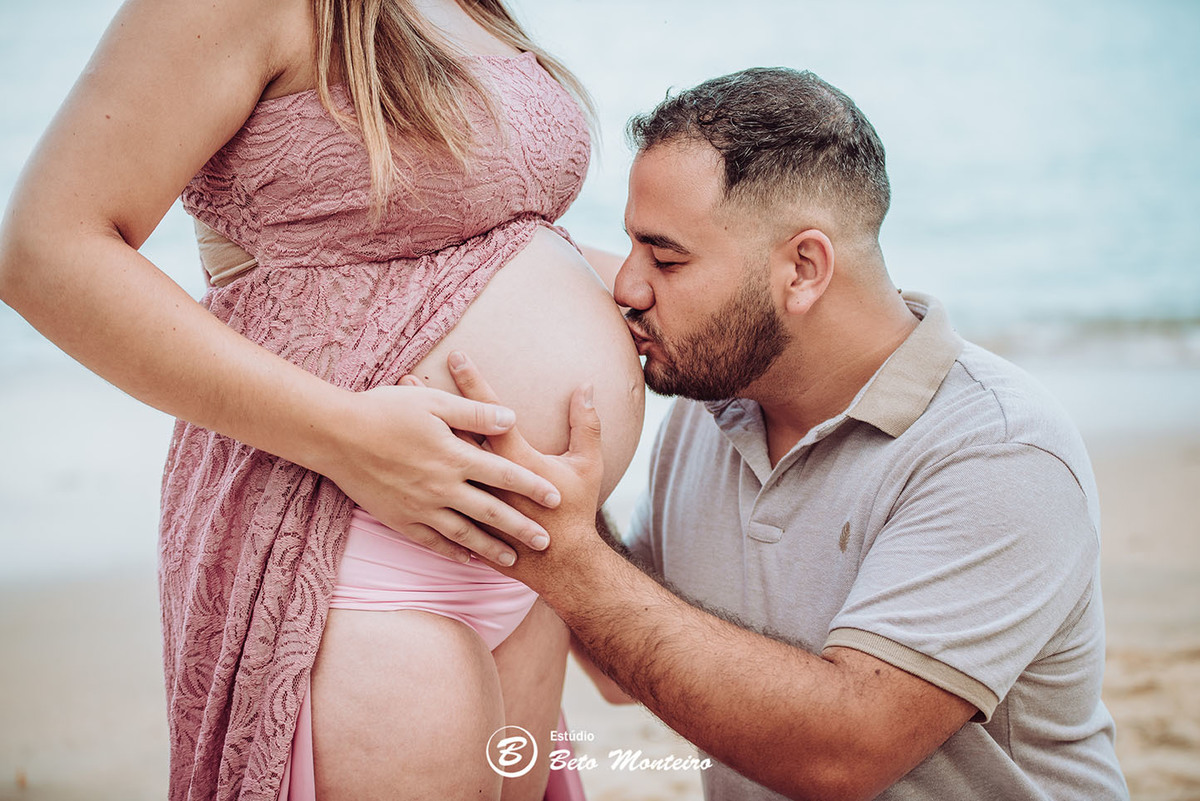 Laura Monteiro e Kleber - Isabela - Book Gestante e Familia em Curitiba - Vestido rosa - Praia - Laranjeiras - Balneario Camboriu - Book de gestante na praia - Fotos ao ar livre - Grávida - Gestação - Estudio Beto Monteiro