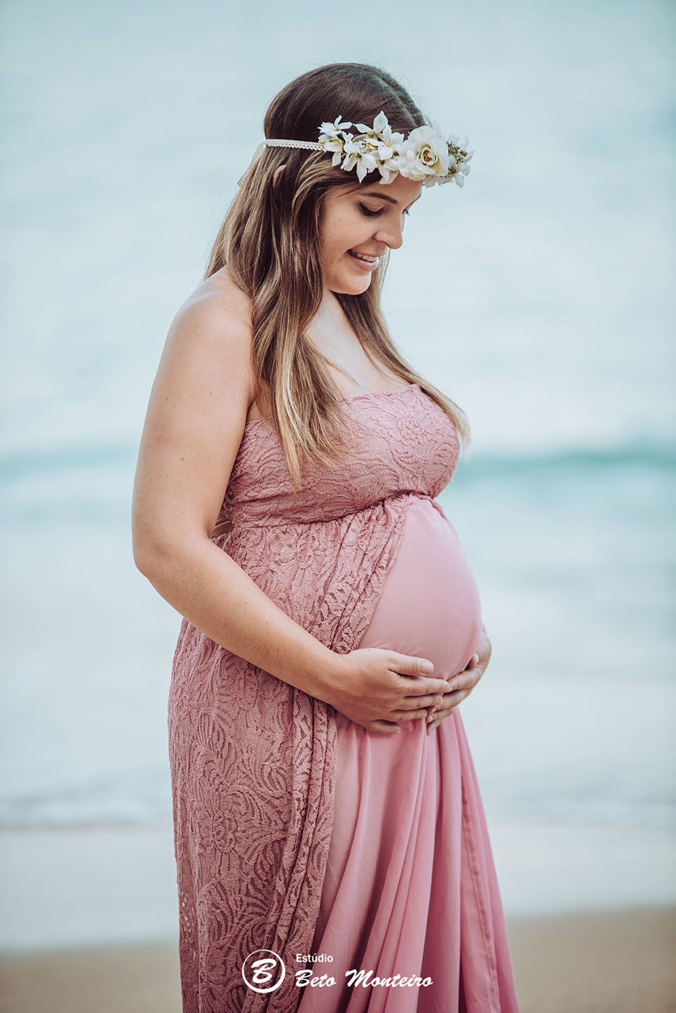 Laura Monteiro e Kleber - Isabela - Book Gestante e Familia em Curitiba - Vestido rosa - Praia - Laranjeiras - Balneario Camboriu - Book de gestante na praia - Fotos ao ar livre - Grávida - Gestação - Estudio Beto Monteiro