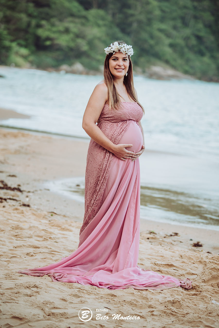 Laura Monteiro e Kleber - Isabela - Book Gestante e Familia em Curitiba - Vestido rosa - Praia - Laranjeiras - Balneario Camboriu - Book de gestante na praia - Fotos ao ar livre - Grávida - Gestação - Estudio Beto Monteiro