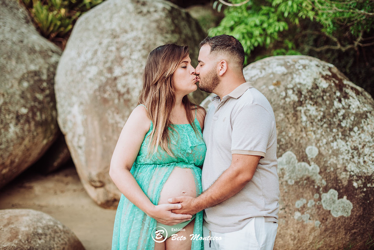 Laura Monteiro e Kleber - Isabela - Book Gestante e Familia em Curitiba - Vestido rosa - Praia - Laranjeiras - Balneario Camboriu - Book de gestante na praia - Fotos ao ar livre - Grávida - Gestação - Estudio Beto Monteiro