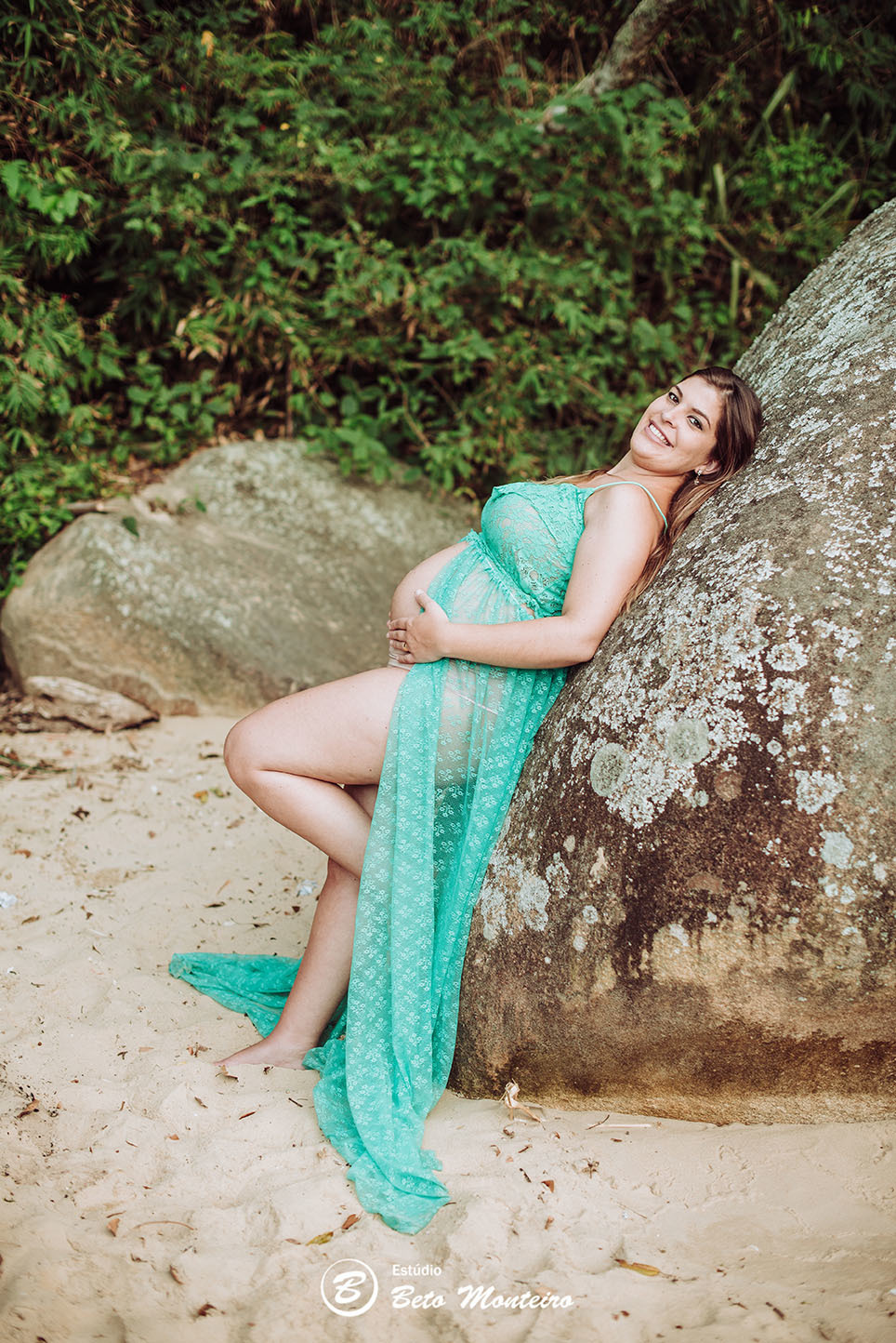 Laura Monteiro e Kleber - Isabela - Book Gestante e Familia em Curitiba - Vestido rosa - Praia - Laranjeiras - Balneario Camboriu - Book de gestante na praia - Fotos ao ar livre - Grávida - Gestação - Estudio Beto Monteiro