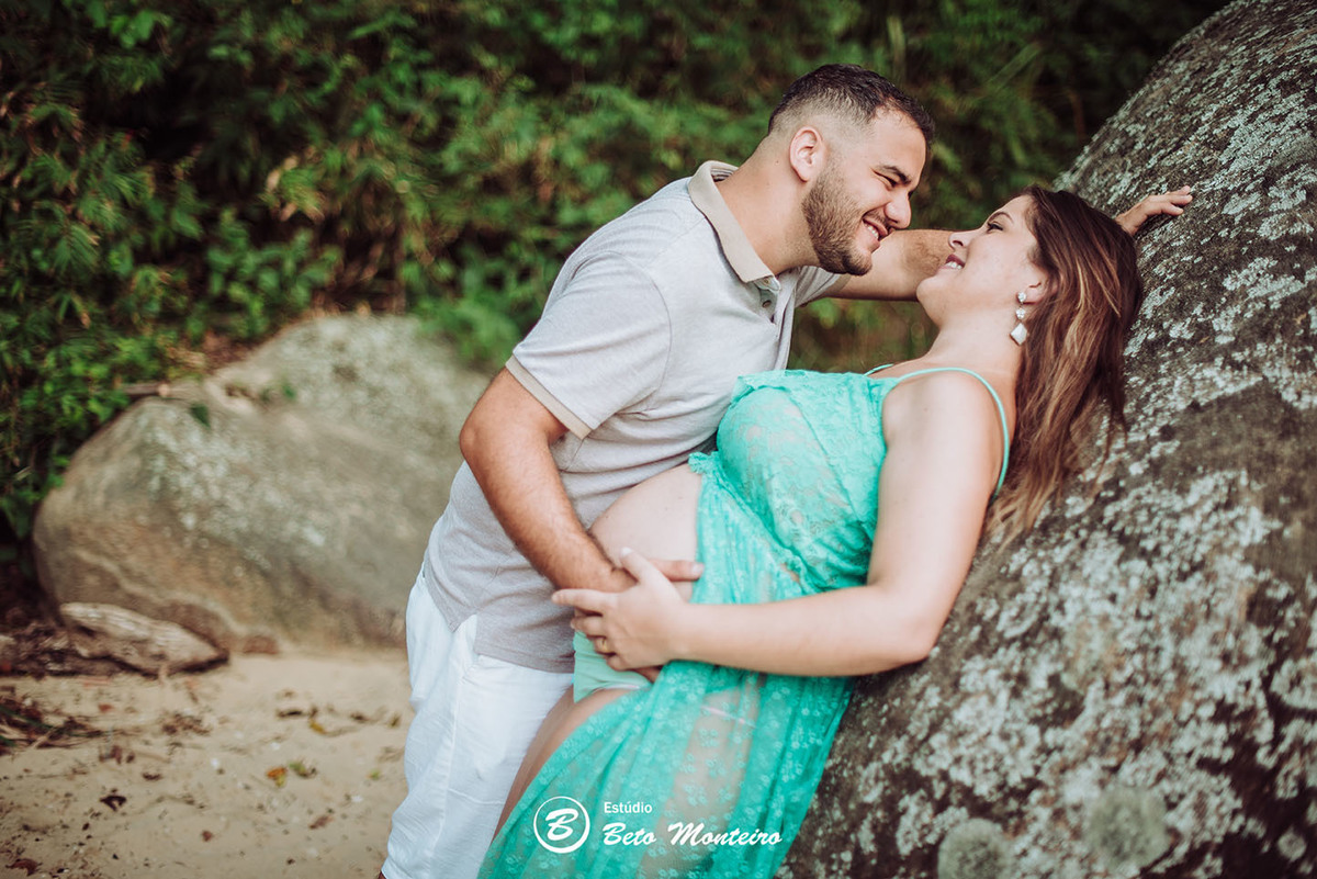 Laura Monteiro e Kleber - Isabela - Book Gestante e Familia em Curitiba - Vestido rosa - Praia - Laranjeiras - Balneario Camboriu - Book de gestante na praia - Fotos ao ar livre - Grávida - Gestação - Estudio Beto Monteiro