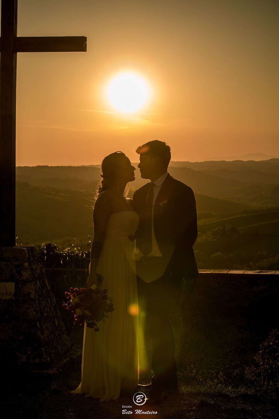 Bruna e Felipe - fotografia em florenca italia europa - fotografo na europa - casamento europa - casal - noivo - noiva - wedding - estudio beto monteiro - noivo curitiba - fotografo - fotografo de casamento - casal no campo - paisagem - cruz - por do sol