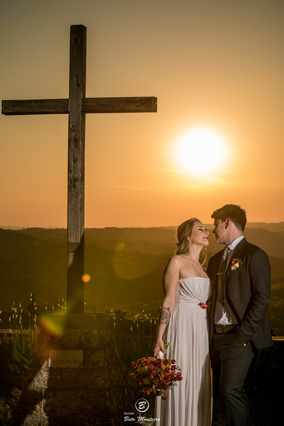Bruna e Felipe - fotografia em florenca italia europa - fotografo na europa - casamento europa - casal - noivo - noiva - wedding - estudio beto monteiro - noivo curitiba - fotografo - fotografo de casamento - casal no campo - paisagem - cruz - por do sol