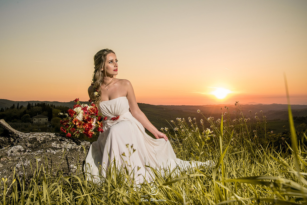 Bruna e Felipe - fotografia em florenca italia europa - fotografo na europa - casamento europa - casal - noivo - noiva - wedding - estudio beto monteiro - noivo curitiba - fotografo - fotografo de casamento - casal no campo - paisagem - cruz - por do sol