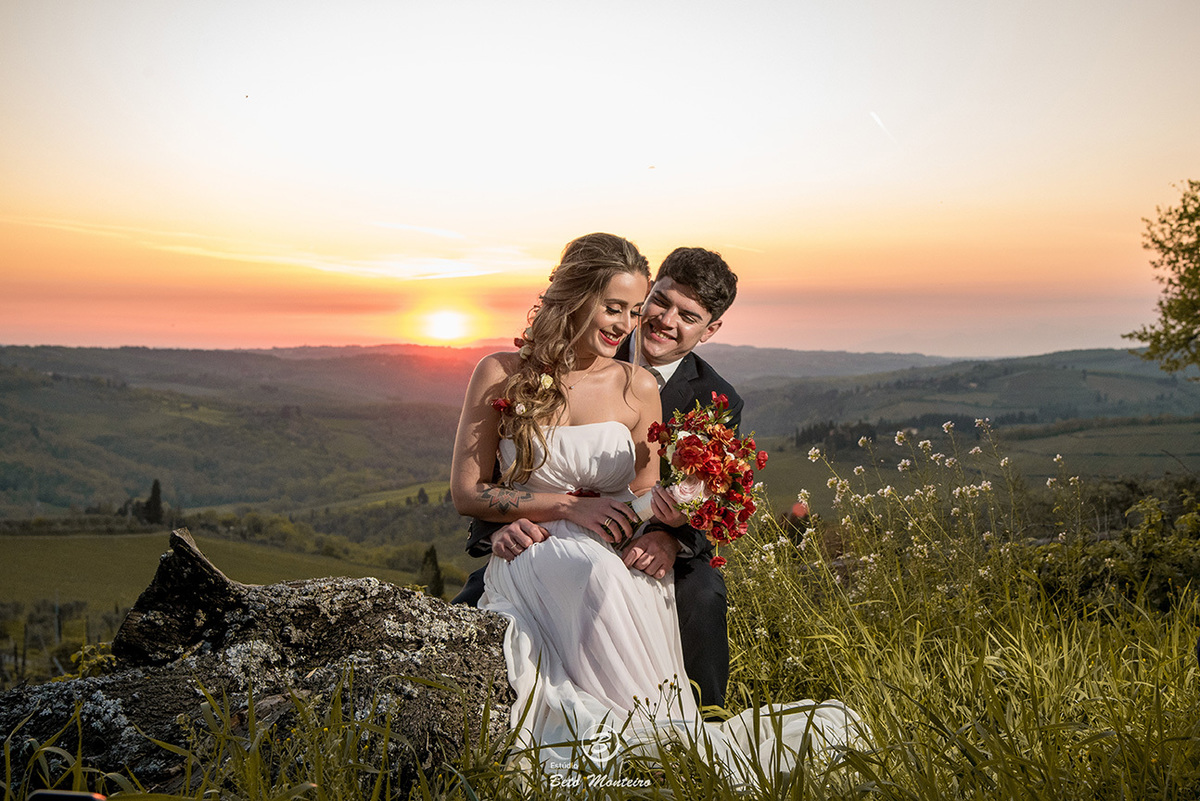 Bruna e Felipe - fotografia em florenca italia europa - fotografo na europa - casamento europa - casal - noivo - noiva - wedding - estudio beto monteiro - curitiba - fotografo de casamento - casal no campo - paisagem - cruz - por do sol - vinhedo