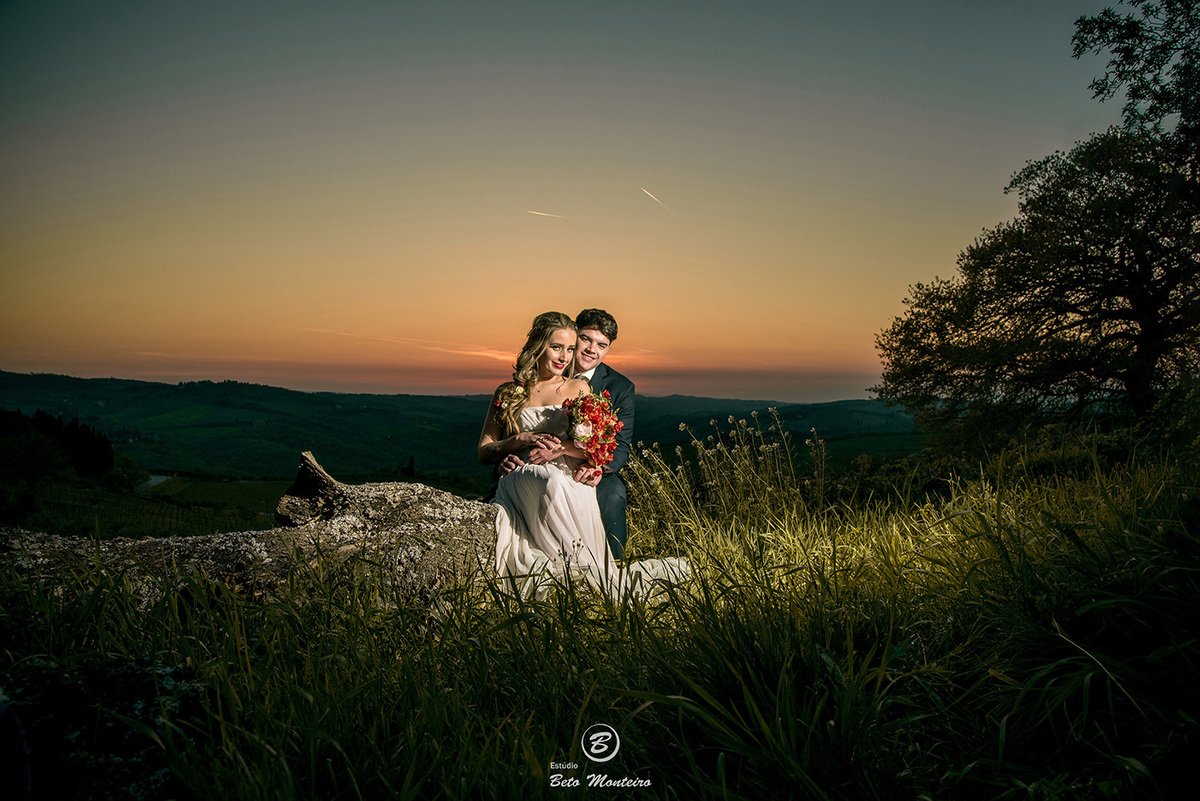 Bruna e Felipe - fotografia em florenca italia europa - fotografo na europa - casamento europa - casal - noivo - noiva - wedding - estudio beto monteiro - curitiba - fotografo de casamento - casal no campo - paisagem - cruz - por do sol - vinhedo