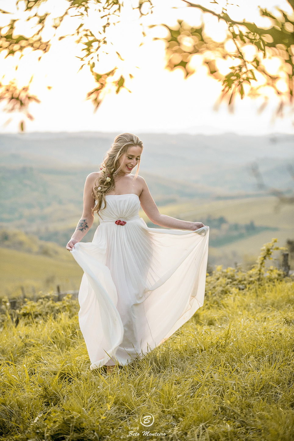 Bruna e Felipe - fotografia em florenca italia europa - fotografo na europa - casamento europa - casal - noivo - noiva - wedding - estudio beto monteiro - curitiba - fotografo de casamento - casal no campo - paisagem - cruz - por do sol - vinhedo