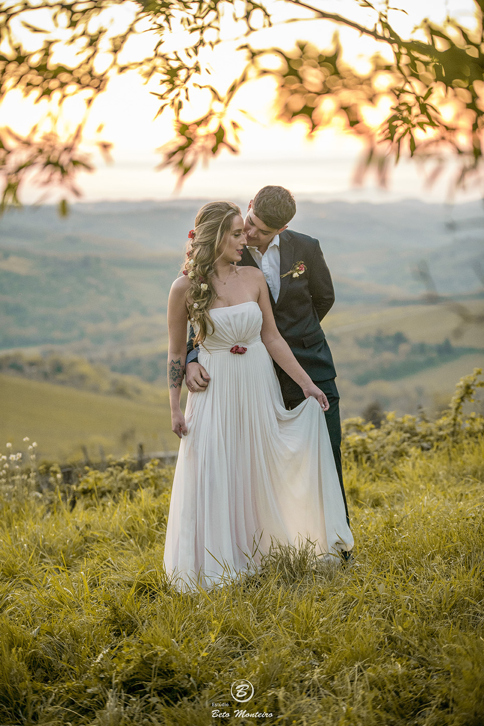 Bruna e Felipe - fotografia em florenca italia europa - fotografo na europa - casamento europa - casal - noivo - noiva - wedding - estudio beto monteiro - curitiba - fotografo de casamento - casal no campo - paisagem - cruz - por do sol - vinhedo