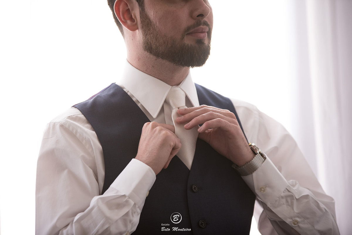 Casamento - Wedding - Pré-Casamento - Cobertura de casamento - foto e filmagem de casamento - Wedding Day - Pré-Wedding - Trash the dress - Estúdio Beto Monteiro - Curitiba - fotografia de casamento - são josé dos pinhais - winners - noivo se arrumando