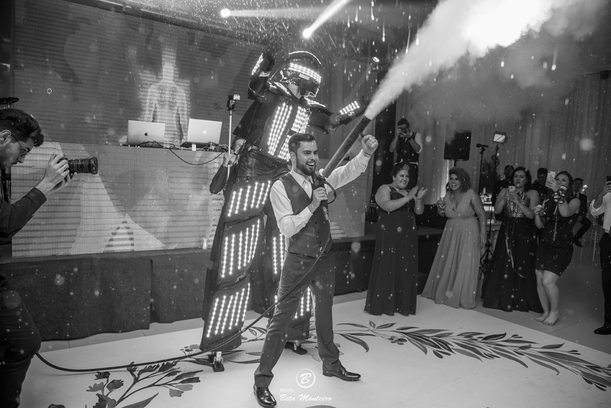 Casamento - Wedding - Pré-Casamento - Cobertura de casamento - foto e filmagem de casamento - Wedding Day - Pré-Wedding - Trash the dress - Estúdio Beto Monteiro - Curitiba - fotografia de casamento - são josé dos pinhais - winners - noivo com robo