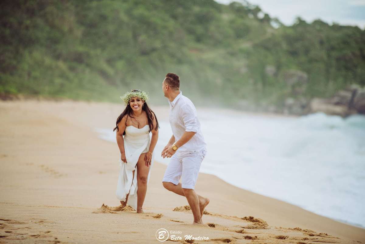Casamento - Wedding - Pré - Cobertura de casamento - foto e filmagem de casamento - fotografo de casamento curitiba - Pré-Wedding - Trash the dress - Estúdio Beto Monteiro - Curitiba - balneario camboriu - bc - laranjeiras - taquarinhas - Céu azul - praia