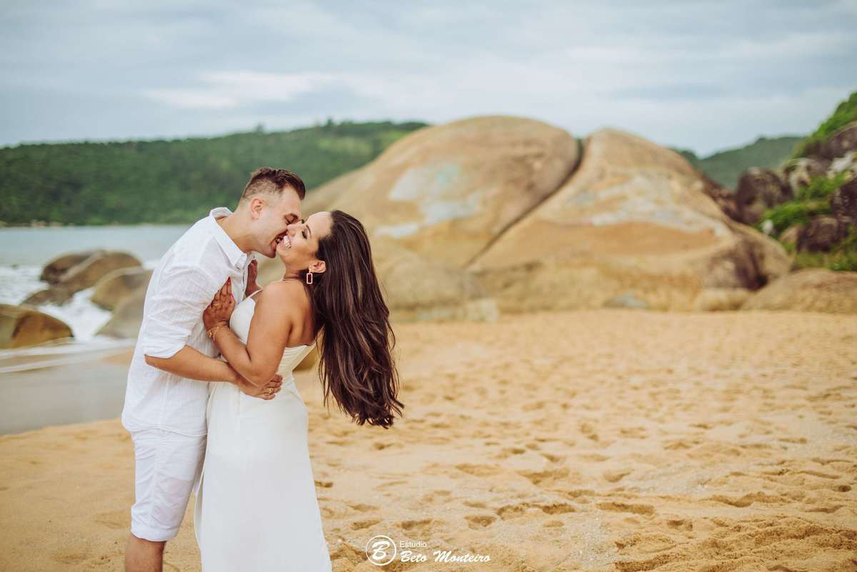 Casamento - Wedding - Pré - Cobertura de casamento - foto e filmagem de casamento - fotografo de casamento curitiba - Pré-Wedding - Trash the dress - Estúdio Beto Monteiro - Curitiba - balneario camboriu - bc - laranjeiras - taquarinhas - Céu azul - praia