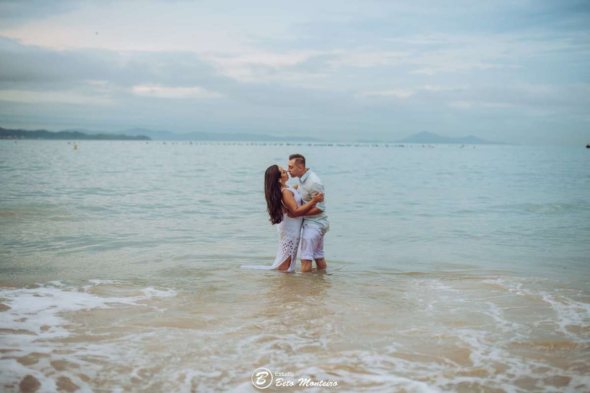 Casamento - Wedding - Pré - Cobertura de casamento - foto e filmagem de casamento - fotografo de casamento curitiba - Pré-Wedding - Trash the dress - Estúdio Beto Monteiro - Curitiba - balneario camboriu - bc - laranjeiras - taquarinhas - Céu azul - praia