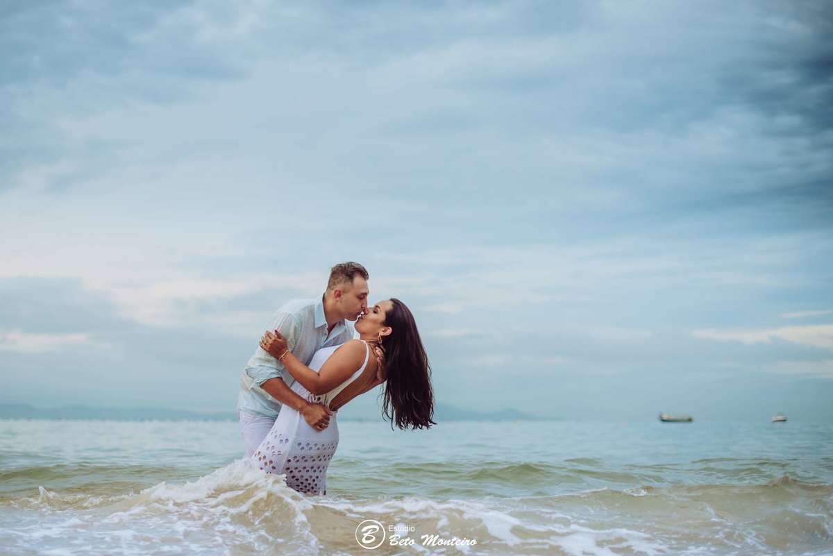 Casamento - Wedding - Pré - Cobertura de casamento - foto e filmagem de casamento - fotografo de casamento curitiba - Pré-Wedding - Trash the dress - Estúdio Beto Monteiro - Curitiba - balneario camboriu - bc - laranjeiras - taquarinhas - Céu azul - praia