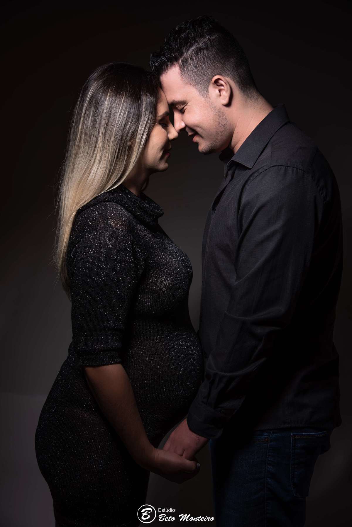 Viviane e Patrick - Davi - Book Gestante e Familia em Curitiba - Fotos em Estúdio - Studio - Vestido preto - veu azul - Book de gestante Gravida - Gestação - Estudio Beto Monteiro - fotografo
