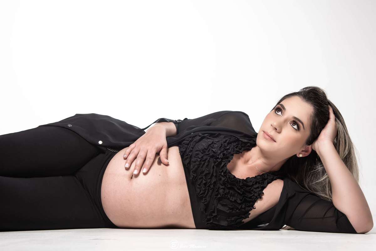 Viviane e Patrick - Davi - Book Gestante e Familia em Curitiba - Fotos em Estúdio - Studio - Vestido preto - veu azul - Book de gestante Gravida - Gestação - Estudio Beto Monteiro - fotografo