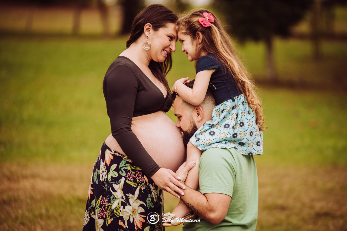 Book Gestante e Familia em Curitiba - Book de gestante lifestyle - Fotos ao ar livre - Grávida - Gestação - Estudio Beto Monteiro - jardim botanico - kamila costa - rafael e maria clara - emanuel