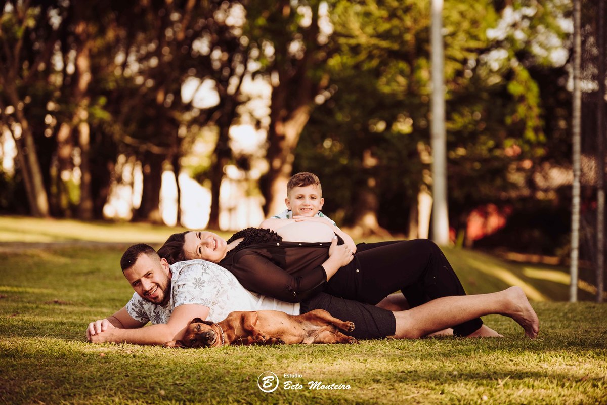 Book Gestante e Familia em Curitiba - Book de gestante lifestyle - Fotos ao ar livre - Grávida - Gestação - Estudio Beto Monteiro - life style - Michelle Miotto - Família - Cachorro