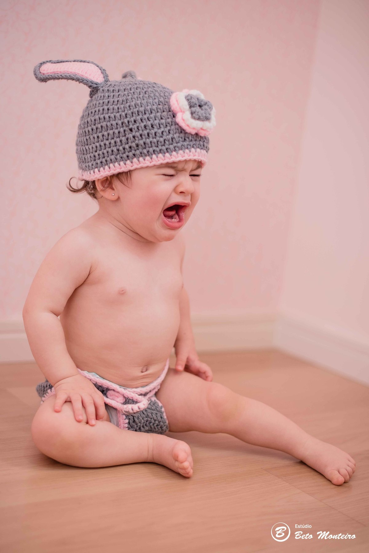 Book fotográfico Infantil - Book de fotos - Book de Criança - Book de Bebê - Book Menina - Book Menino - Estúdio Beto Monteiro - Curitiba - book família - lifestyle - pascoa - coelhinha - isabela - em casa