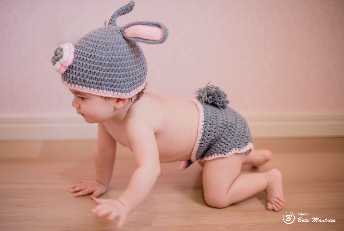 Book fotográfico Infantil - Book de fotos - Book de Criança - Book de Bebê - Book Menina - Book Menino - Estúdio Beto Monteiro - Curitiba - book família - lifestyle - pascoa - coelhinha - isabela - em casa
