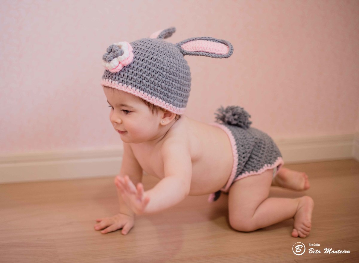 Book fotográfico Infantil - Book de fotos - Book de Criança - Book de Bebê - Book Menina - Book Menino - Estúdio Beto Monteiro - Curitiba - book família - lifestyle - pascoa - coelhinha - isabela - em casa