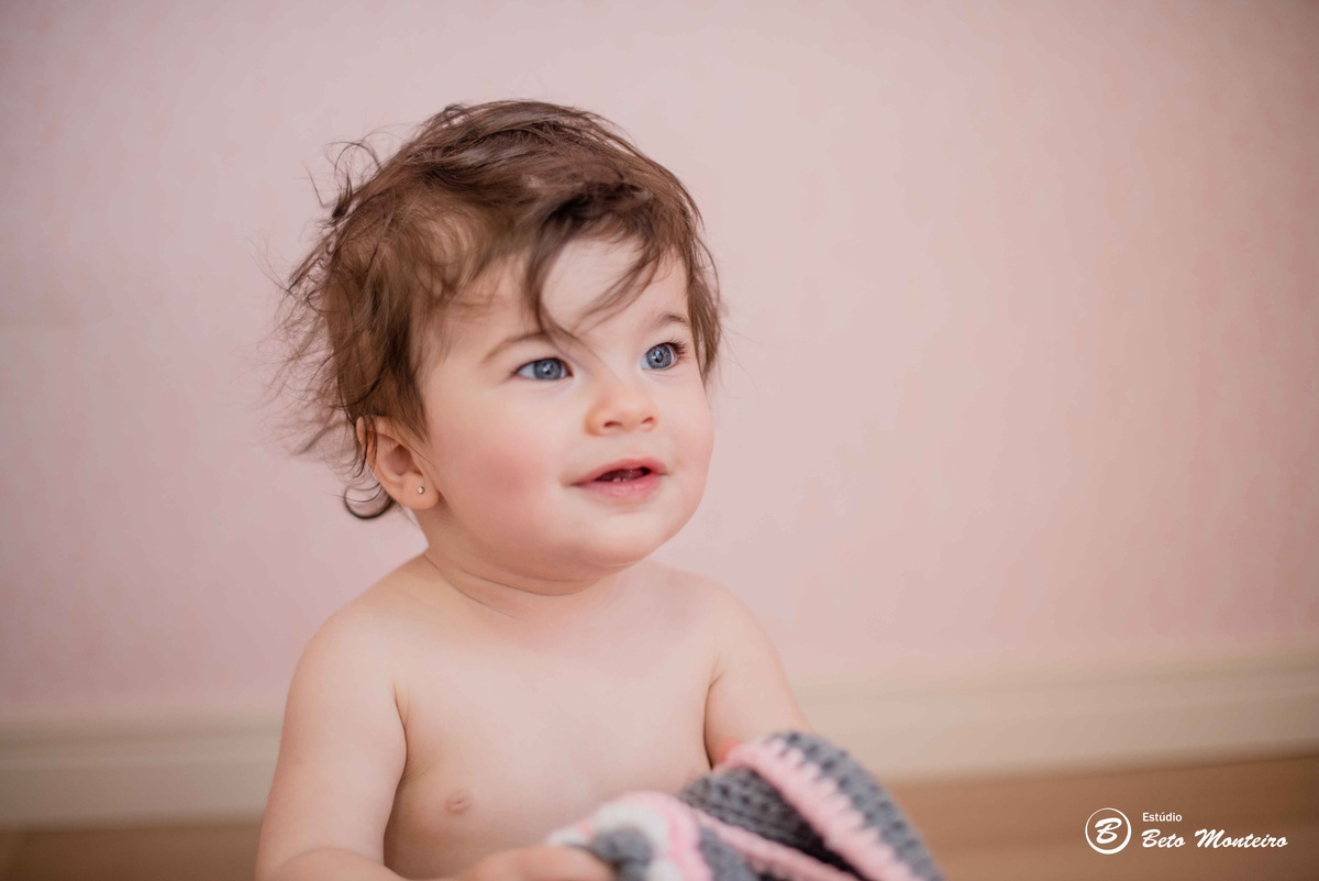 Book fotográfico Infantil - Book de fotos - Book de Criança - Book de Bebê - Book Menina - Book Menino - Estúdio Beto Monteiro - Curitiba - book família - lifestyle - pascoa - coelhinha - isabela - em casa